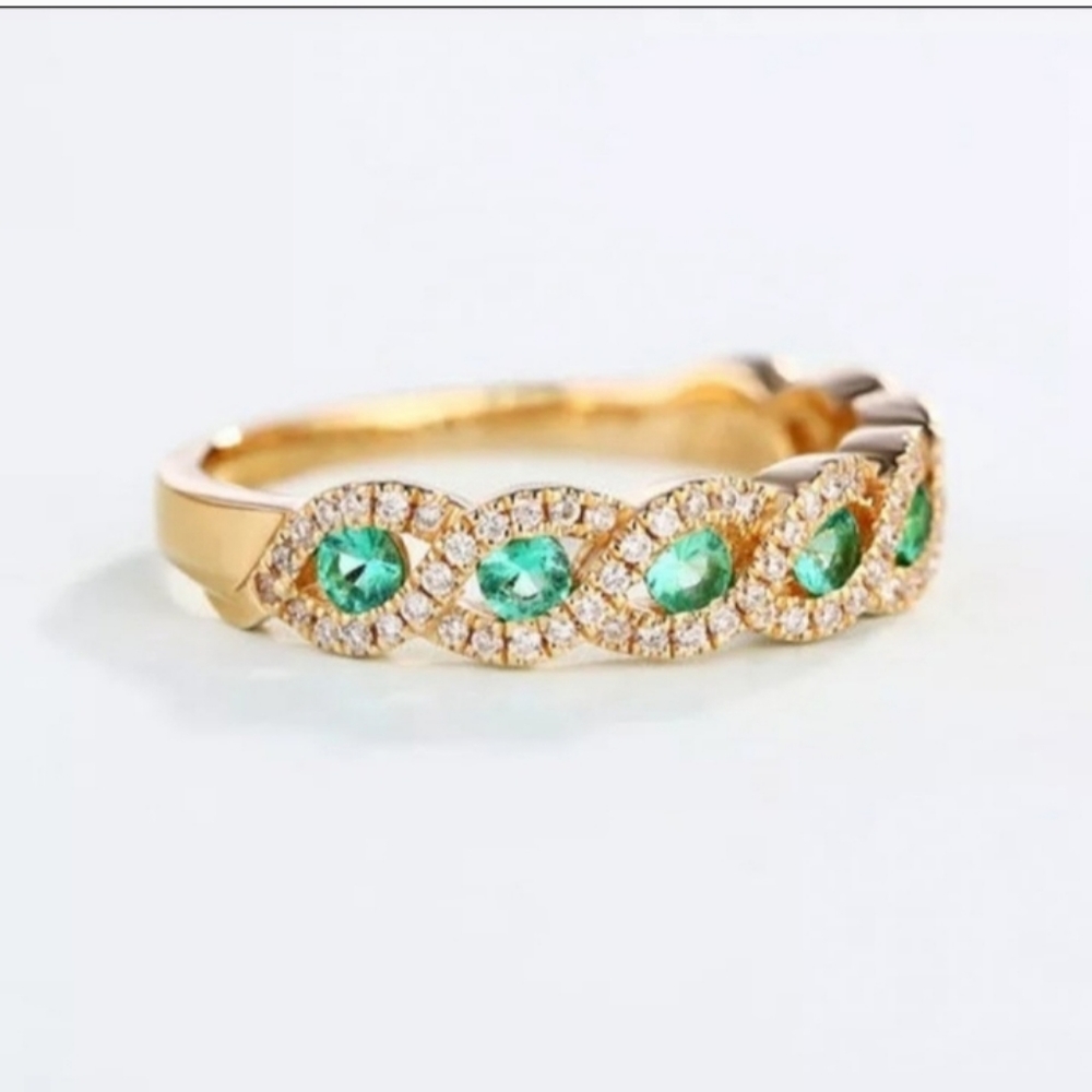 🎀18k Emerald Green Ring - Picture 2 of 7
